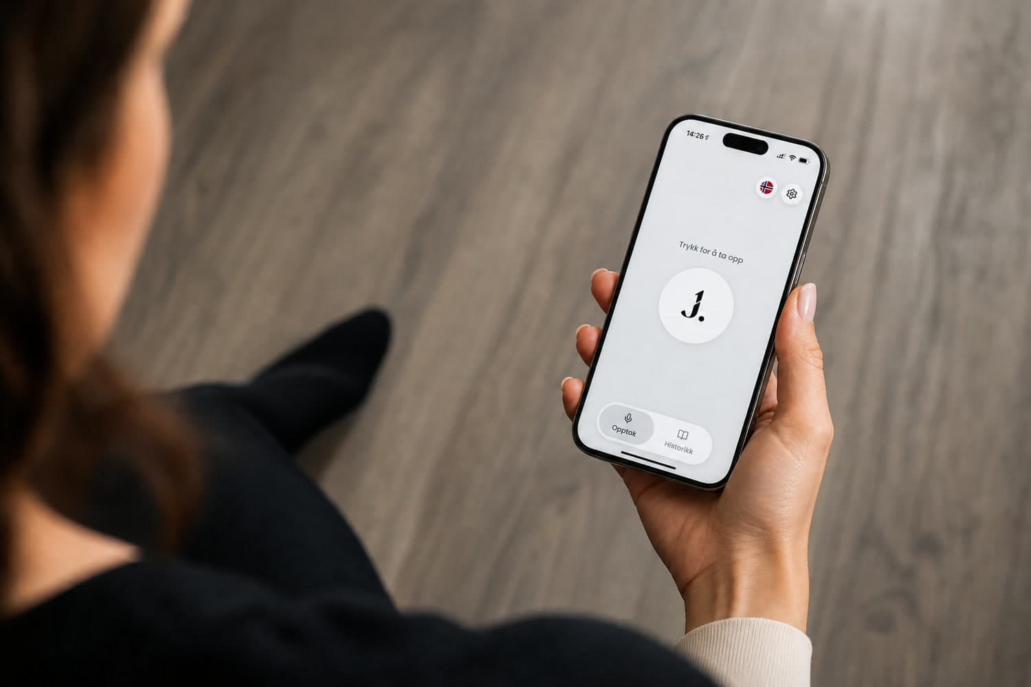 Eine Behandlerin hält ein Smartphone mit der Journalia-App, bereit zur Aufnahme