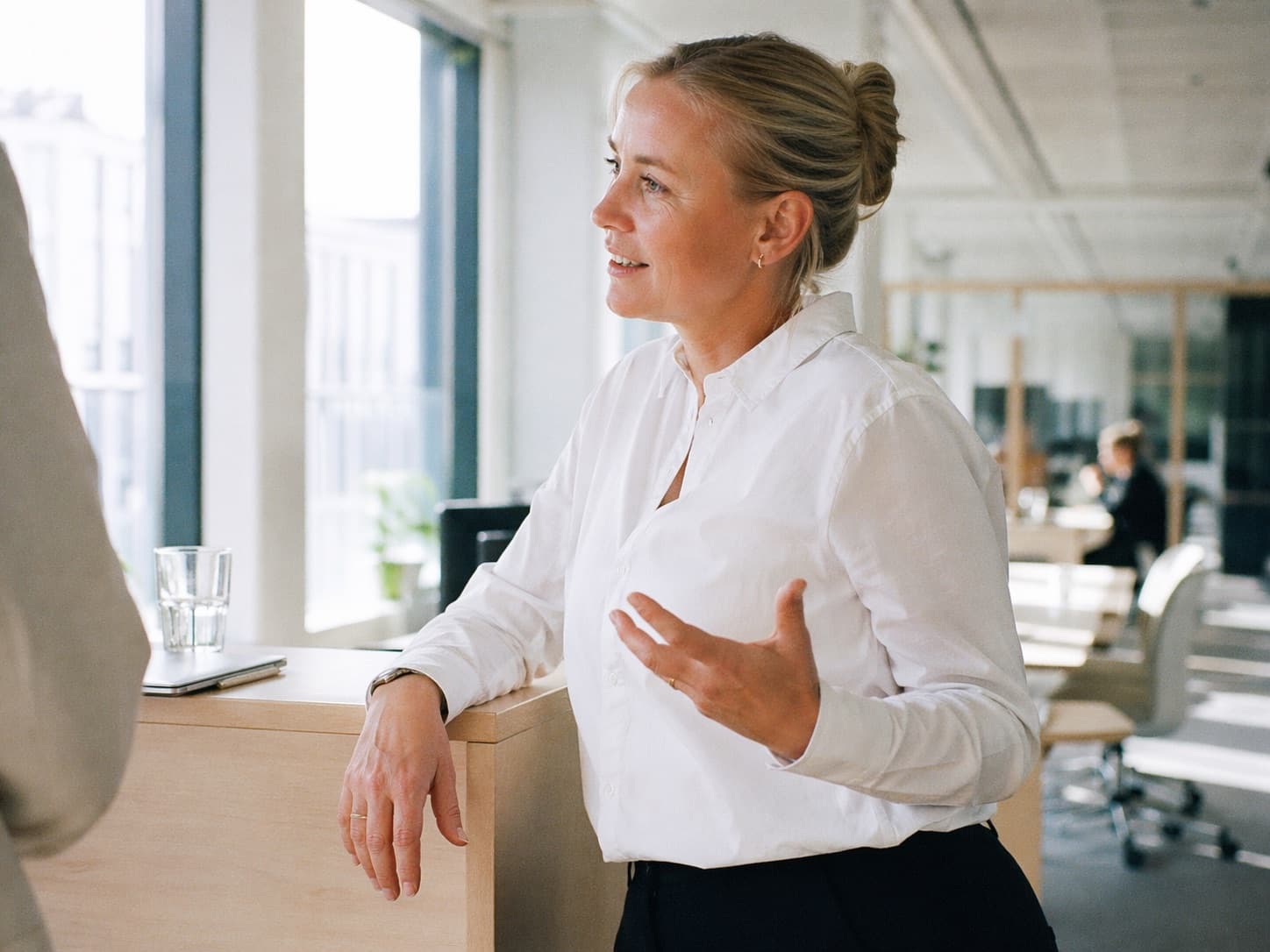 Ledergruppe i arbeidsmøte foran en tavle