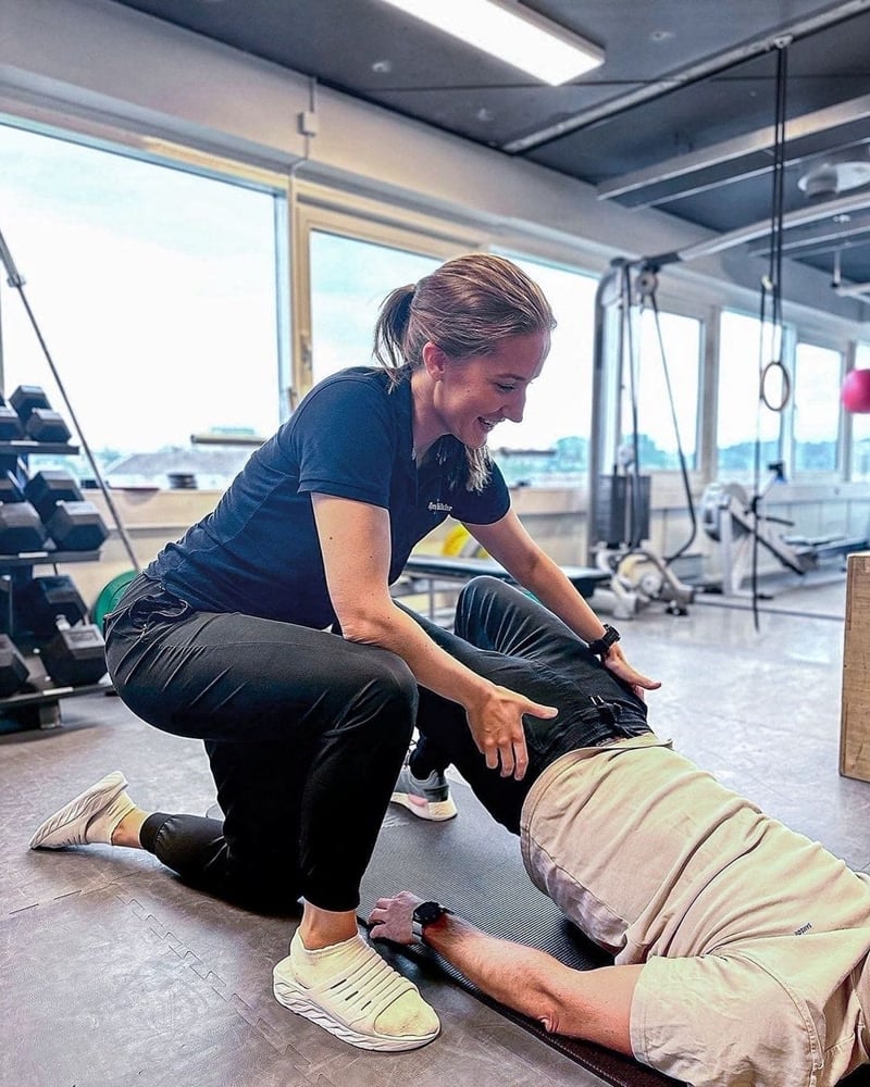 Marthe Jørstad behandler en pasient på Apexklinikken